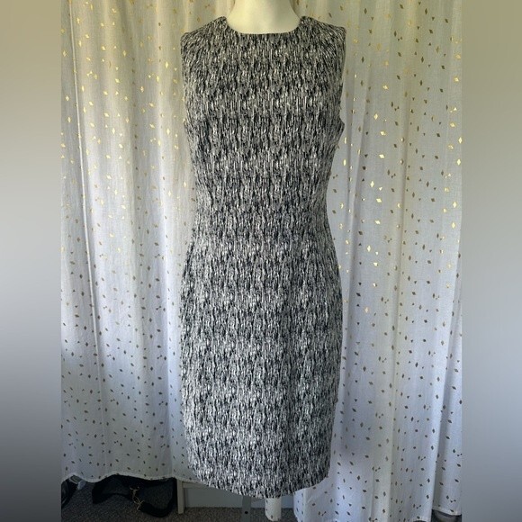 Calvin Klein Women's Sleeveless Black White Stretched Textured Shift Dress 8 - Picture 2 of 6